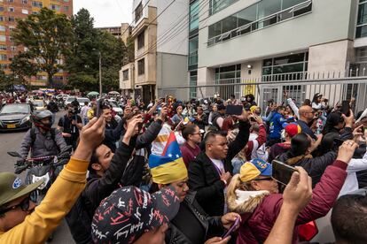 Cientos de ciudadanos venezolanos que viven en Bogotá  (Colombia) acudieron a emitir su voto desde primera hora de la mañana de este domingo. 