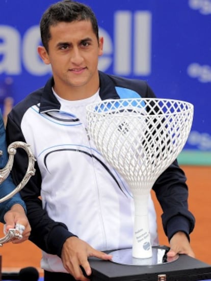 Almagro posa con el trofeo de subcampeón.