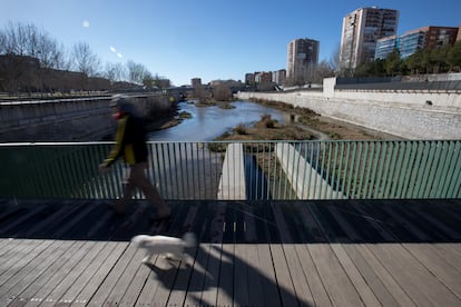 El río Manzanares, con escaso caudal de agua, a su paso por Madrid, este lunes.