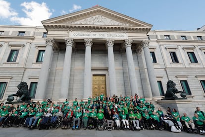Pacientes de ELA y sus familiares el pasado octubre tras la aprobación de la ley ELA en el exterior del Congreso de los Diputados en Madrid.