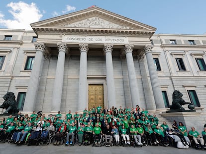 Pacientes de ELA y sus familiares el pasado octubre tras la aprobación de la ley ELA en el exterior del Congreso de los Diputados en Madrid.