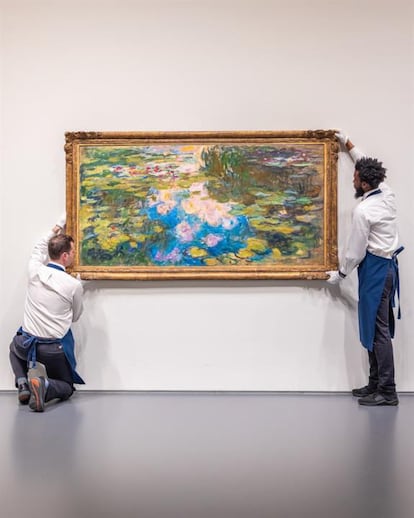 Un cuadro de la famosa serie de nenúfares de Claude Monet fue la estrella de la noche en una subasta de Sotheby’s, celebrada en la madrugada del jueves en Nueva York, donde alcanzó los 70,3 millones de dólares (58,20 millones de euros), superando sustancialmente las expectativas de los expertos. 'Le Bassin aux nymphéas', pintado entre 1917 y 1919 por el francés, está considerado como “uno de los cuadros mas excepcionales de Monet que ha llegado al mercado en la historia reciente”, por lo que se le había dado un valor de unos 40 millones de dólares, cifra que rebasó ya en la tercera puja.