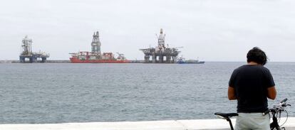 Dos plataformas y un barco plataforma en el muelle Reina Sof&iacute;a de Las Palmas de Gran Canaria el 13 de agosto de 2014.