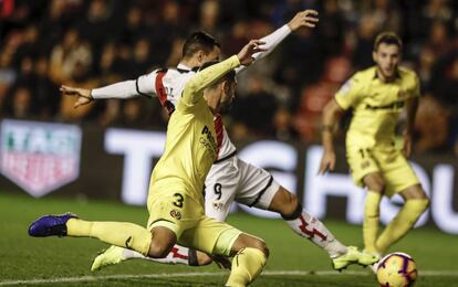 Raúl de Tomás remata el primero del Rayo.