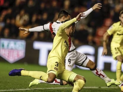 Raúl de Tomás remata el primero del Rayo.