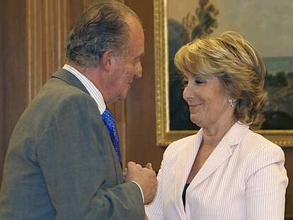 Esperanza Aguirre saluda al Rey
