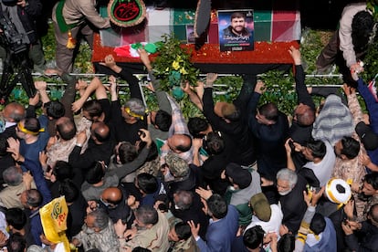 Procesión funeraria de los miembros de la Guardia Revolucionaria muertos en un ataque que destruyó el Consulado de Irán en Siria el lunes, este viernes en Teherán.