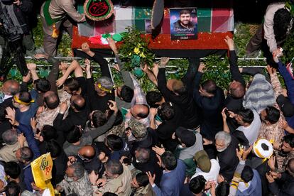 Procesión funeraria de los miembros de la Guardia Revolucionaria muertos en un ataque que destruyó el Consulado de Irán en Siria el lunes, este viernes en Teherán.