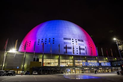 El Globen Arena d'Estocolm (Suècia), il·luminat amb els colors de la 'tricolor' en homenatge a les víctimes dels atemptats de París.