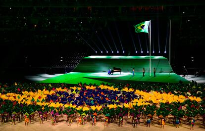 Con el estadio de Maracaná en pie, el maestro Joao Carlos Martins, con un solo de piano, fue el encargado de poner música al himno de Brasil y al izado de la bandera del país carioca.