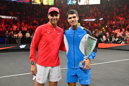 Rafael Nadal y Carlos Alcaraz, con el trofeo, posan para los medios gráficos.