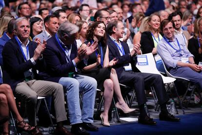 La presidenta madrileña (en el centro de la imagen), el eurodiputado Esteban González Pons (segundo por la izquierda), el presidente del PP de Madrid, Pío García Escudero, y el alcalde de Madrid, José Luis Martínez-Almeida (derecha), durante la apertura del congreso de su formación en Madrid. 