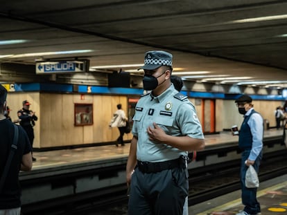 Un agente de la Guardia Nacional en la estación de Bellas Artes.