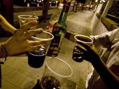 Unos jóvenes consumen alcohol en una calle de Pozuelo de Alarcón.