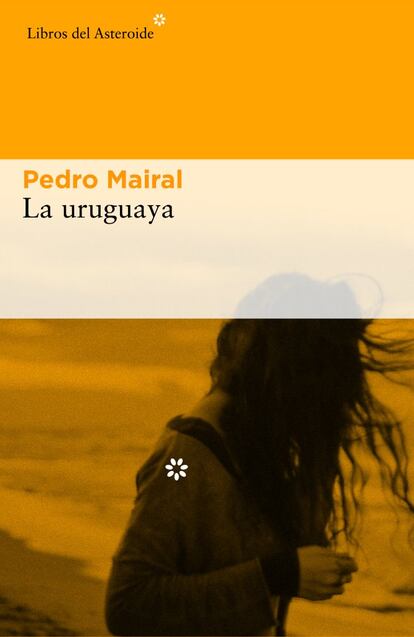 El último libro del argentino Pedro Mairal (Buenos Aires, 1970) fue de los más grandes y sorprendentes fenómenos literarios en España en 2017. Novela breve narrada con un estilo cercano pero nunca barato, narra una jornada en la vida de un literato argentino que coge el ferry de Buenos Aires a Montevideo con el fin de sacar una cantidad notable de dinero del banco. Casado y con hijo, el protagonista pasa una jornada frenética junto a una uruguaya que le hace sentir vivo hasta que le hace desear estar muerto. Narrada con ritmo y llena de ideas ingeniosas, 'La uruguaya' triunfa por su enorme capacidad de empatizar con el lector, quien no puede más que ver todas las malas decisiones que ha tomado en su vida pasar por las páginas del libro. Menos mal que es corto.