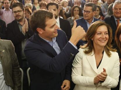 Carlos Carrizosa, Albert Rivera i Carina Mejías, durant el míting.