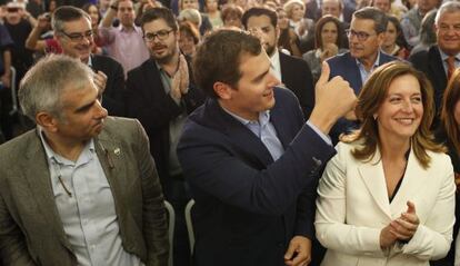 Carlos Carrizosa, Albert Rivera i Carina Mejías, durant el míting.