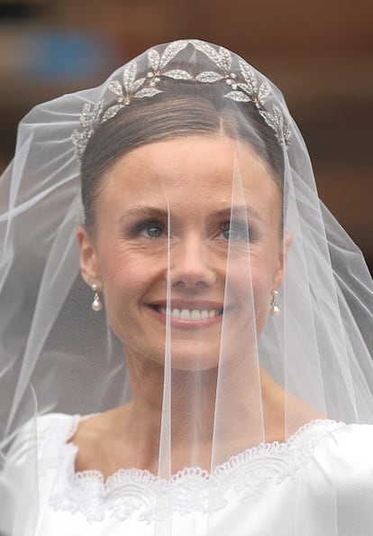 La tiara de la novia es propiedad de la familia Grosvenor desde 1906, y fue fabricada por Fabergé Myrtle. Otro detalle que ha llamado la atención es que ha apostado por unos zapatos de terciopelo azul.