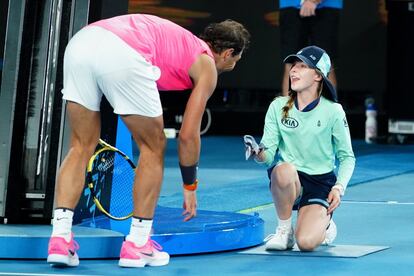 Rafa Nadal se acerca a una recogepelotas tras darle un pelotazo durante el partido contra Federico Delbonism en la cuarta jornada del Open de Australia.