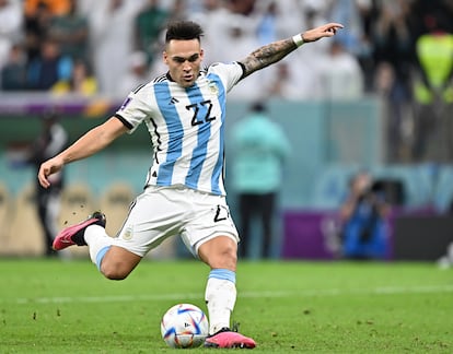 Lautaro Martinez dispara en el penalti decisivo. 