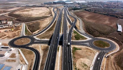 Vista aérea de la autopista madrileña M-12, construida por OHL.
