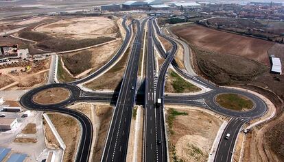 Vista aérea de la autopista madrileña M-12, construida por OHL.