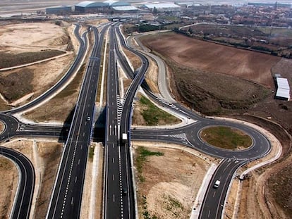 Vista aérea de la autopista madrileña M-12, construida por OHL.