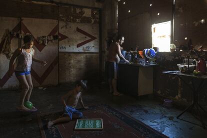 Una joven familia de habitantes del edificio abandonado del IBGE, actualmente un inmueble okupado, en la favela Mangueira, Río de Janeiro, Brasil. Río tiene más habitantes que viven en favelas que ninguna otra ciudad brasileña. En conjunto, sus favelas formarían la séptima ciudad más grande del país.