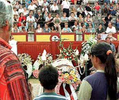 La capilla ardiente instalada ayer en la plaza de toros de Ciudad Real para el cuerpo sin vida del torero José Reina Rincón.