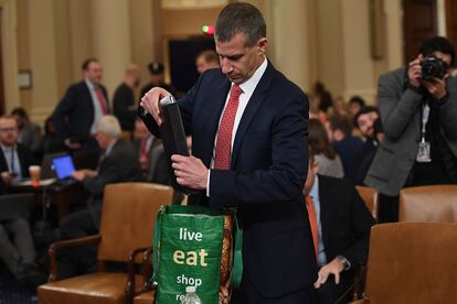 La imagen del abogado sacando sus documentos de la bolsa se ha hecho viral en redes sociales.