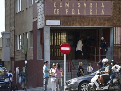 Entrada pública del edificio donde se produjo el robo de droga en Cádiz.