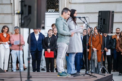 El cardenal y arzobispo de Madrid, José Cobo, durante la lectura de testimonios de víctimas, este lunes.