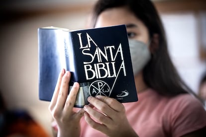 Una alumna de primero de la ESO en clase de Religión en el instituto público Benicalap de Valencia, la semana pasada.