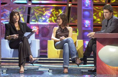 Las periodistas Concha García Campoy y Mamen Mendizábal son entrevistadas por Manel Fuentes en el programa " La noche con Fuentes y Cía " en 2005.