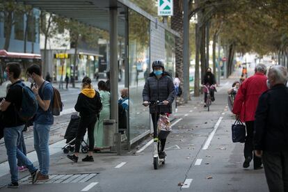 El carril bici de la avenida Diagonal (Barcelona) genera problemas con los peatones, sobre todo cerca de las paradas del tranvía.