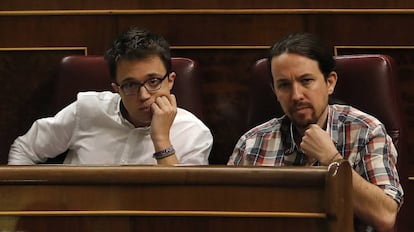 Íñigo Errejón y Pablo Iglesias, en el Congreso.