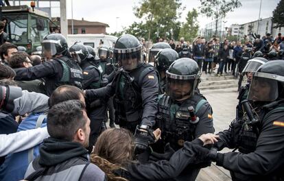 La Guardia Civil desaloja a los concentrados delante del Pabellon Polideportivo de Sant Julia de Ramis para acceder a retirar las urnas, el 1 de octubre.