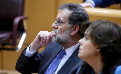 El presidente del gobierno Mariano Rajoy y la vicepresidenta Soraya Sáez de Santamaría tras la votación del pleno del Senado que aprobó la aplicación del artículo 155 de la Constitución.