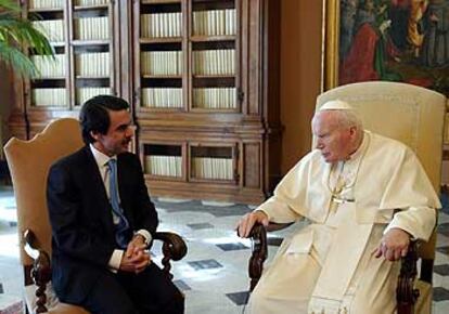 El Papa, con José María Aznar, en el Vaticano.