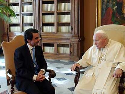 El Papa, con José María Aznar, en el Vaticano.