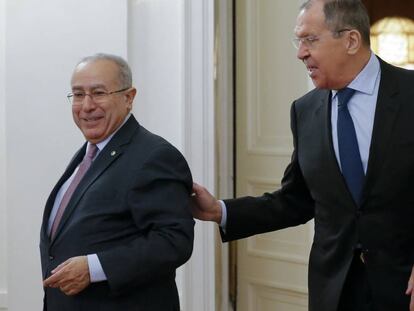 El ministro de Exteriores de Rusia, Sergéi Lavrov, junto al viceprimer ministro de Argelia, Ramtane Lamamra, este martes en Moscú.