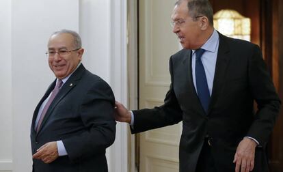 El ministro de Exteriores de Rusia, Sergéi Lavrov, junto al viceprimer ministro de Argelia, Ramtane Lamamra, este martes en Moscú.