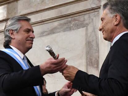 Alberto Fernández y Mauricio Macri, durante la toma de posesión del primero en diciembre de 2019. 