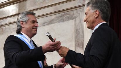 Alberto Fernández y Mauricio Macri, durante la toma de posesión del primero en diciembre de 2019. 