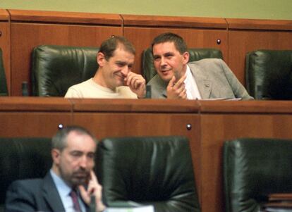 14 de marzo de 2000. Arnaldo Otegi (d), conversa con Josu Ternera en el Parlamento Vasco.