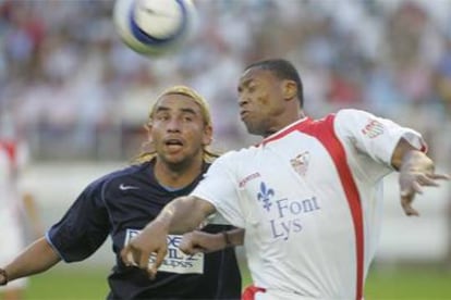 Baptista y Sosa luchan por el balón.