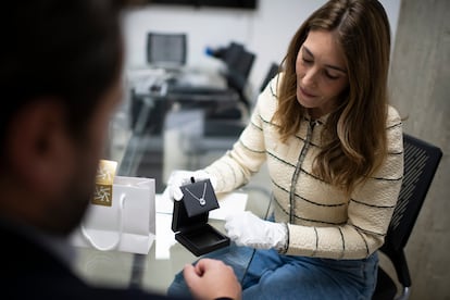 Candela Blasco en su boda con los pendientes de granos de arroz de verdad y de oro, hechos a partir de joyas de su abuela. En el pelo también se colocó horquillas de granos de arroz dorados como si se los hubiesen lanzado, como manda la tradición.