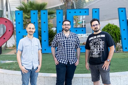 Javier Beltrán, Peter Rodríguez y Manuel Palacios, de la primera cohorte de STEMDO, en la sede de la compañía en Huelva.