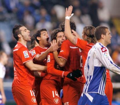 Los jugadores del Sevilla celebran el tercer gol.