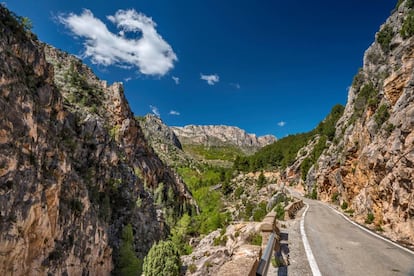 Carretera asfaltada camino de la localidad de Montoro de Mezquita, en la provincia de Teruel.